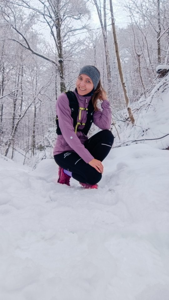 Dawno tak dobrze się nie bawiłam! 🤭

Kocham zimę ale tylko taka jak na tych obrazkach (w pełni białą z dużą ilością śniegu. Do pełni szczęścia brakowało tylko słońca i kawałka błękitnego nieba 🥹

Ponieważ taka zima trwa tylko chwilę w mieście- postanowiłam ją wykorzystać w pełni eksplorując mniej popularne i te w pełni znane szlaki w Lasku Wolskim po raz kolejny.

Czy było lekko?! Oczywiście, że nie! Ale paradoksalnie  odpoczęłam przez ten czas niesamowicie chłonąc zimowe widoki 🥹

A Ty lubisz biegać zimą? Czy odliczasz już do wiosny? 🌿🌳 (Żeby nie było też już na nią czekam z utęsknieniem, ale prawdziwa zima ma dla mnie również swój urok z którego staram się w pełni skorzystać, bo niewiadomo kiedy pojawi się kolejna)

#ASICSFrontRunner #ASICSFrontRunnerPoland #SoundMindSoundBody #bieganie #biegamzimą