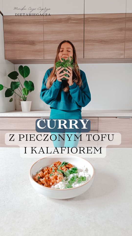 CURRY Z PIECZONYM TOFU i KALAFIOREM czyli idealnie rozgrzewający, odżywczy i sycący pomysł na obiad albo posiłek potreningowy 😍🍚

SKŁADNIKI na 2-porcje:

➡️ Tofu wędzone 200g
➡️ Skrobia kukurydziana 1 łyżeczka 
➡️ Sos sojowy 
➡️ Papryka wędzona 
➡️ Kalafior (u mnie cała mniejsza sztuka)
➡️ Oliwa 1 łyżka 

➡️ Szalotka 1 sztuka 
➡️ Czosnek 1-2 ząbki 
➡️ Imbir mały kawałek 
➡️ Pasta curry
➡️ Oliwa z oliwek 1 łyżka 
➡️ Pomidory w puszce 1 sztuka (polecam te od mutti!)
➡️ Mleczko kokosowe ok. 100 ml
➡️ Bulion ok. 100 ml 
➡️ Kolendra albo matka pietruszki 
➡️ Ryż basmati 

WYKONANIE: 

1️⃣Tofu odciśnij dobrze z nadmiaru płynu i  pokrój w kostkę albo pokrusz, wymieszaj z skrobią, wędzoną papryką i odrobiną sosu sojowego 
2️⃣ Kalafiora podziel na różyczki, przełóż razem z tofu na blachę wyłożoną papierem do pieczenia 
3️⃣ Całość skrop oliwą i piecz w rozgrzanym piekarniku do 200 stopni przez ok. 20-30 min (aż kalafior będzie w miarę miękki) 

4️⃣ Szalotkę i czosnek drobno posiekaj, podsmaż na patelni z odrobiną oliwy, startym imbirem i pastą curry
5️⃣Następnie na patelnię wlej pomidory, bulion i mleczko kokosowe, gotuj kilka minut aż sos lekko się zredukuje
6️⃣ W międzyczasie ugotuj ryż (najlepiej ale dente)
7️⃣ Do sosu dodaj upieczone tofu i kalafiora, całość wymieszaj, podawaj z ugotowanym ryżem i sporą garścią kolendry 💚 (czy mam tu fanów kolendry?!) 

Zapisz przepis i wykorzystaj w najbliższych dniach w swojej kuchni 🤍 Smacznego! 

Jeśli brakuje Ci pomysłów na posiłki, szukasz inspiracji  i wiedzy na temat żywienia zaobserwuj mój profil ☺️ Znajdziesz tu więcej przepisów i wskazówek dietetycznych 🫶

Rozgrzewające curry l Pomysł na obiad l Posiłek potreningowy

#ASICSFrontRunnerPoland #dietasportowca