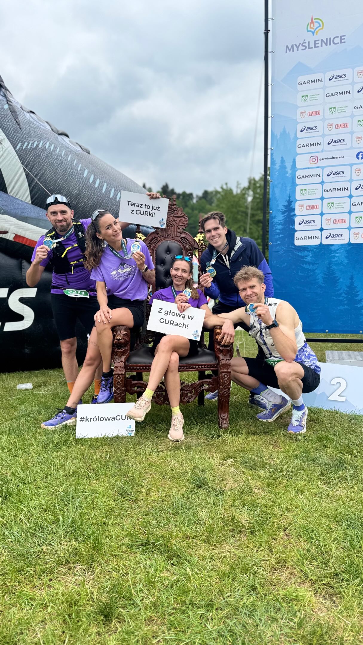Garmin Ultra Race i najlepszy punkt żywieniowy z jakiego mogłam dotychczas skorzystać 😍🍪 a dla tych babeczek z budyniem i owocami mogłabym wrócić na tą trasę choćby dziś ! A pomyśleć że zastanawiałam się czy nie odpuścić tego startu! 🤭

Było pysznie i pięknie! Na prawdę mamy tutaj blisko Krakowa przepiękne zielone tereny, którymi zachwycaliśmy się co krok! 🌲🌳

Dzięki @more_everyday_susan i @michal_tri2run za te wspólne kilometry! 🤍

Dajcie znać z jakiego startu najlepiej zapamiętaliście punkty żywieniowe?! 😊

#ASICSFrontRunnerPoland #ASICSTrail #dietabiegacza #zywieniesportowca #treningjelita