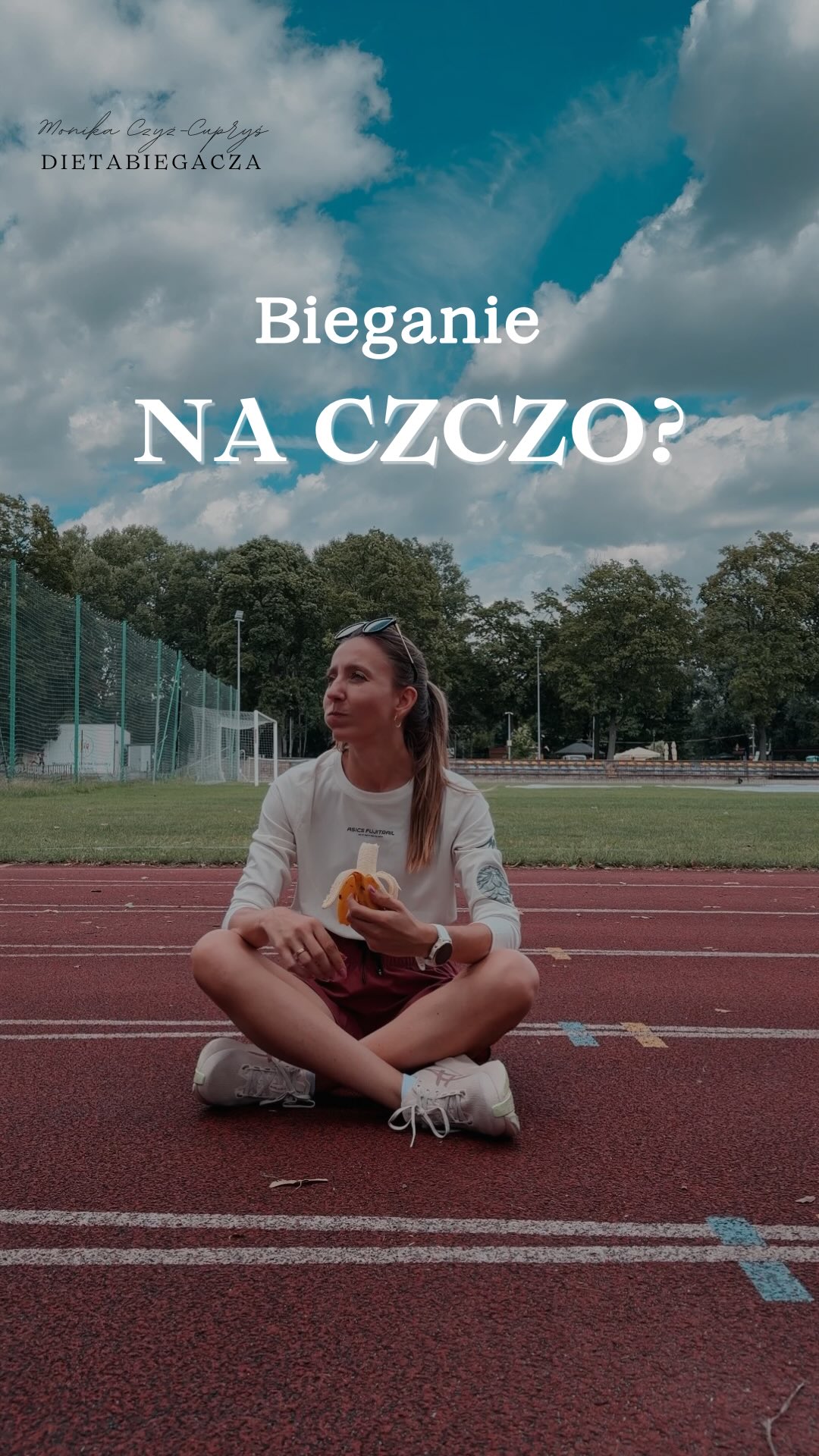 Biegasz na czczo?? po ☕️??
A może zawsze po posiłku🍌🫐??

Jeśli biegasz na czczo ze względu na wczesną porę treningu i brak czasu i odczuwasz brak energii podczas treningu - możesz postawić na małą przekąskę przed treningiem np. owoc, koktajl, rozcieńczony sok, kanapkę z dżemem czy słodzoną herbatę oraz jeśli jest taka potrzeba zadbać o podaż energii w trakcie biegu - żelki, izotonik czy żel bądź mus owocowy sprawdzą się tutaj idealnie ☺️

Jeżeli jednak nie odczuwasz spadku energii na treningu, nie borykasz się z nawracającymi kontuzjami, śmiało wykonaj go na czczo (chyba, że przed Tobą coś bardzo mocnego bądź bardzo długiego!), ale zadbaj o odżywczy posiłek zaraz po jego zakończeniu ☺️

Pamiętaj też, że im intensywniejszy lub bardziej długotrwały trening Cię czeka, tym ważniejszy staje się posiłek przed treningiem 🫐🍒 Jego zadaniem jest zapewnienie Ci dostępności węglowodanów, które są dla Ciebie źródłem energii nie tylko dla mięśni, ale także dla układu nerwowego! 

U mnie musi wpaść chociaż 🍌 inaczej trening nie ma sensu bo bardzo szybko kończy mi się energia, a u Ciebie? 😊

Dietetyk sportowy l Posiłek przedtreningowe l Bieganie na czczo 

#ASICSFrontRunnerPoland #ASICSFrontRunner #SoundMindSoundBody #dietetyksportowy #bieganie