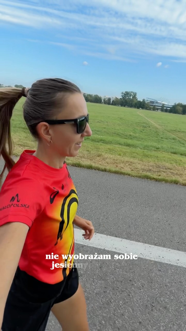 Jesień coraz bliżej, a kalendarz startów już zaplanowany ❤️ tym razem będę kończyć sezon później i inaczej niż zwykle 🤭 ale niezmiennie widzimy się na trasie 12 PKO Cracovia Półmaratonu Królewskiego! Dla mnie to nieodłączny element jesieni już od lat 🥹 

Jeśli też biegniesz pamiętaj że tylko do 11.09 możesz zamówić koszulkę. Aby to zrobić zaloguj się na swoje konto datasport, następnie wejdź w swoje zgłoszenia, zjedz na sam dół strony - teraz pozostaje Ci już tylko wybrać rozmiar i opłacić zamówienie 😊

Dajcie znać z kim widzę się na lini startu 😍

#ASICSFrontRunnerPoland #ASICSFrontRunner #SoundMindSoundBody #cracoviapolmaraton