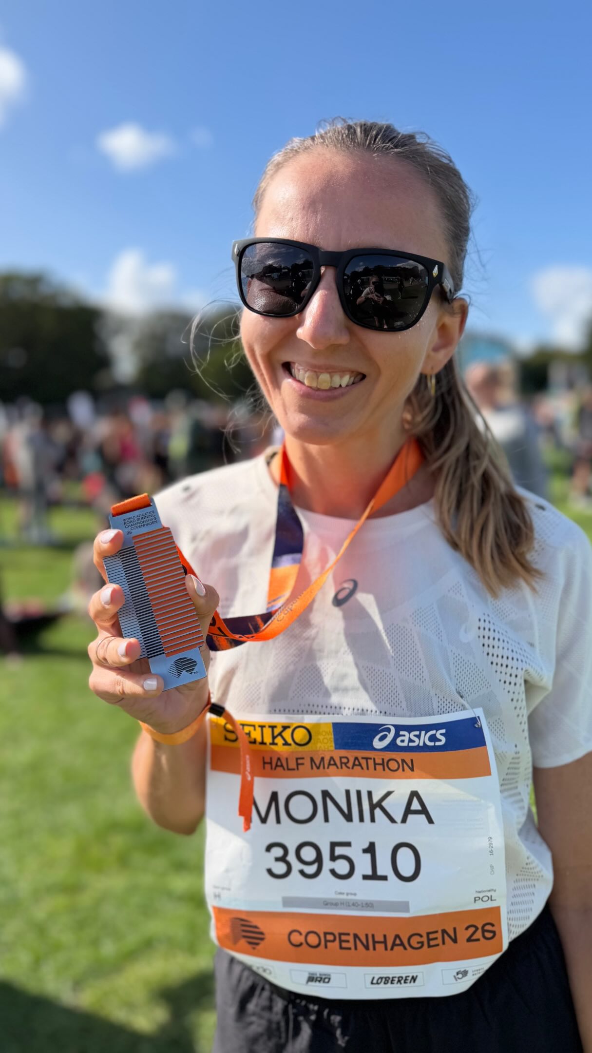 Zrobiłam to - new PB🤭🥹
Dziękuję Kopenhago 🇩🇰

To był niesamowity start, pełen energii, ekscytacji i dopingu przez całe 21 km 🥹 Nadal nie wierzę, że tam byłam i mogłam wystartować podczas Mistrzostw Świata obok tysięcy innych biegaczy z którymi dzielimy tą samą pasję ❤️ 

To było 21 km pełne uśmiechu, radości, lawirowania wśród tłumu, zwątpienia, wyczekiwania strefy kibicowania @asicsfrontrunner, a później wzruszenia, że dałam radę powalczyć o nową życiówkę 😍

Będąc w treningu maratońskim, do końca nie wierzyłam, że jestem w stanie to zrobić. A jednak. 🥹

Nasze ciało jest niesamowite. Pozwala nam robić rzeczy, o których kiedyś tylko marzyliśmy. ❤️I chyba właśnie za takie momenty kocham bieganie najbardziej🥹

A Ty — jest coś, o czym kiedyś tylko marzyłeś/marzyłaś, a dziś już wiesz, że jesteś w stanie to zrobić? ❤️

Półmaraton | Mistrzostwa Świata | Bieganie 

#WRRCCopenhagen26 #SoundMindSoundBody #półmaraton #ASICSFrontRunner