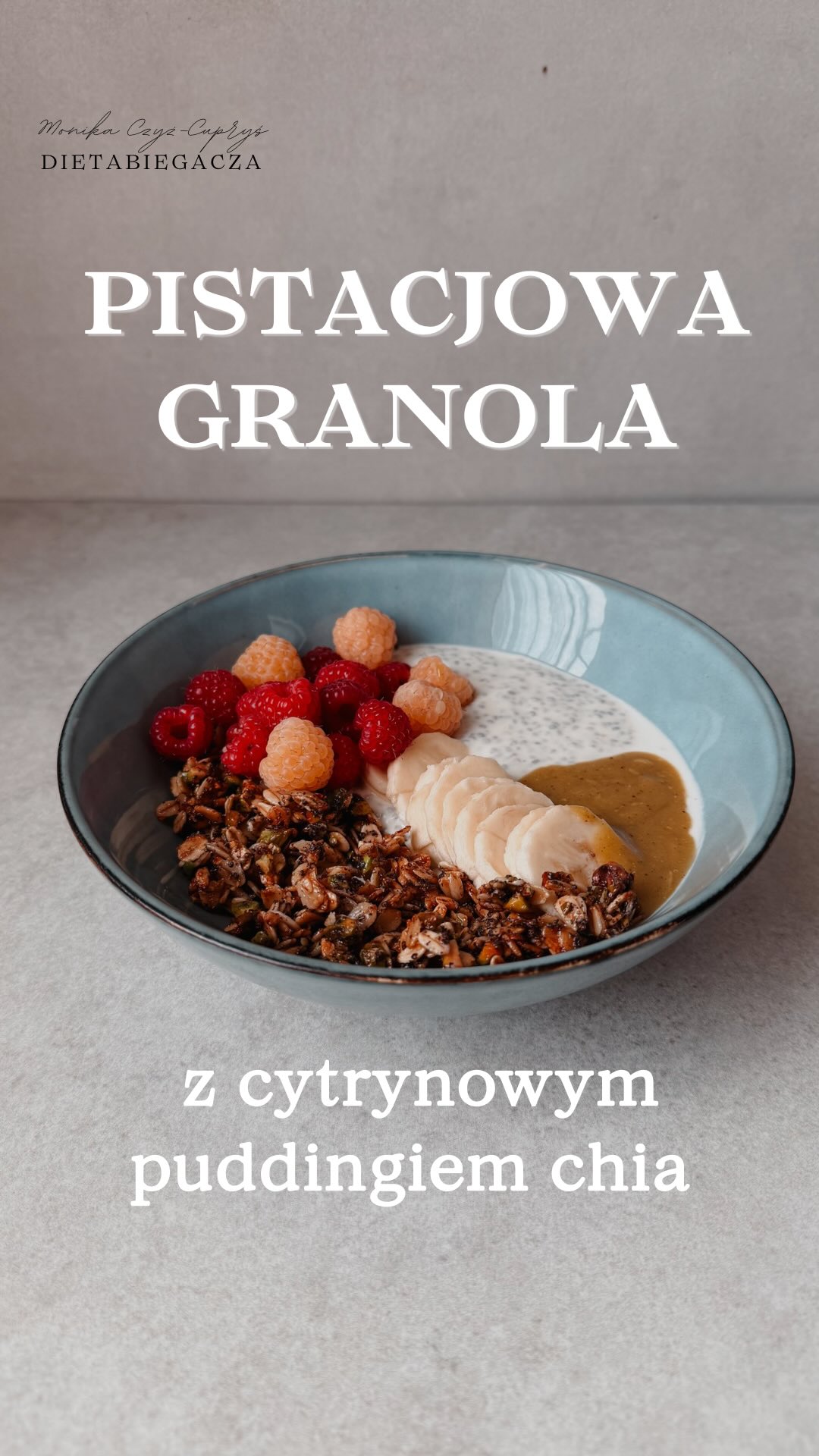 Pistacjowa granola z cytrynowym puddingiem chia 🤍 

Czyli moja nowa miłość, eksplozja smaków, serio mogłabym jeść to w kółko! Ta cytrynowa nuta puddingu jest obłędna 😍 

Cytrynowy pudding chia:

🍋50ml napoju sojowego
🍋skórka i sok z połowy cytryny 
🍋2 łyżki jogurtu greckiego 
🍋1 łyżka miodu
🍋2 łyżki nasion chia 

Granola pistacjowa z makiem:

🥣1/3 szklanki płatków owsianych
🥣mała garść grubo posiekanych pistacji
🥣1 łyżka maku
🥣1 łyżka oleju kokosowego albo oliwy
🥣2 łyżki syropu klonowego

Do podania dodatkowo: jogurt, ulubione owoce np. banan i maliny oraz masło pistacjowe 🍌🫐🍇

Sposób przygotowania

1️⃣W małej miseczce dokładnie wymieszaj napój roślinny, jogurt grecki, skórkę i sok z cytryny, miód oraz nasiona chia, aż wszystkie składniki dobrze się połączą.
2️⃣Wstaw pudding do lodówki na co najmniej 30 minut. W tym czasie przygotuj pozostałe składniki.
3️⃣Rozgrzej patelnię na średnim ogniu. Dodaj płatki owsiane, posiekane pistacje, mak, oliwę z oliwek i syrop klonowy.
4️⃣Mieszaj granolę do czasu aż płatki się zarumienią i wszystkie składniki się wymieszają. Zdejmij patelnię z ognia i pozostaw granolę do całkowitego ostygnięcia na co najmniej 10 minut.
5️⃣Przygotuj miskę, układając najpierw warstwę jogurtu, a następnie pudding chia. 
6️⃣Na wierzchu ułóż świeże maliny lub inne ulubione/sezonowe owoce 
7️⃣Posyp miskę granolą i dodaj solidną porcję masła lub kremu pistacjowego :)

Smacznego! 🍋 

P.S jak wykorzystasz jogurt roślinny bez dodatku wapnia otrzymasz przy okazji posiłek wspierający Twoją gospodarkę żelazową! 

Spróbujesz?? 😍

#granola #pistacje #dietabiegacza #żywieniesportowców