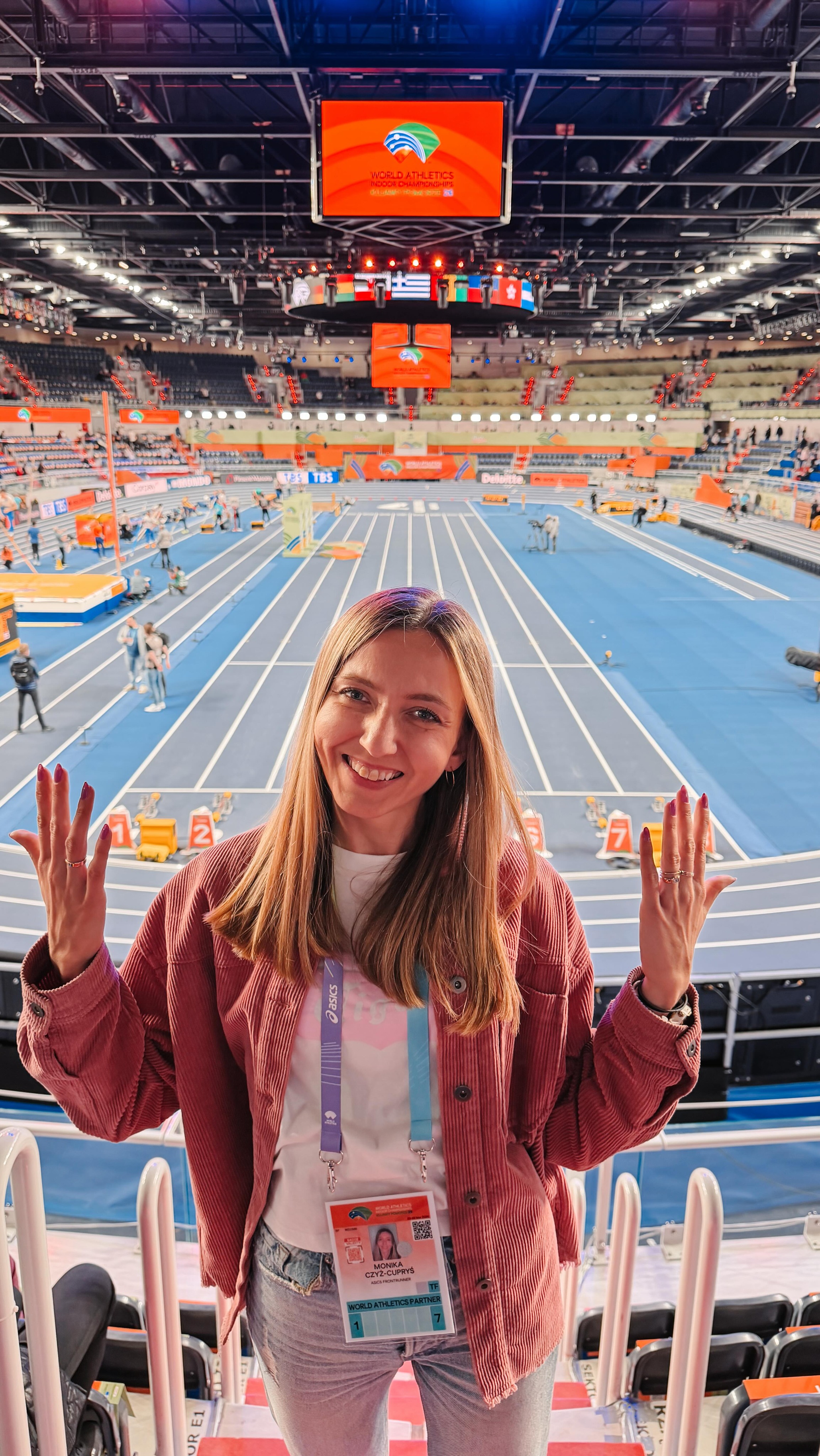 Halowe Mistrzostwa Świata w Lekkiej Atletyce @wickujawypomorze26 🤍 

Cudownie było być na stadionie, widzieć sportowców z bliska. Widzieć ich emocje- smutek, niepewność i niesamowitą radość, ale także cieszyć się z ich sukcesów. Jako biegaczka (co prawda amatorka) wiem ile wyrzeczeń, pracy i ciężkich decyzji kosztowały ich te sukcesy, tym bardziej dobrze było móc dodać im otuchy poprzez brawa czy okrzyki 🥺

To był wieczór intensywnych emocji, jestem wdzięczna, że mogłam tego doświadczyć i przeżywać wspólnie z drużyną @asicsfrontrunner 😊🤗

Mam też nadzieję, że tak jak cieszymy się i wspieramy znanych sportowców - będziemy też wspierać siebie amatorów na wzajem. Bo radość ze szczęścia innych może być na prawdę wielka i prawdziwa, ale też bardzo potrzebna😌

Halowe Mistrzostwa Świata l Drużyna l 

#ASICSFrontRunnerPoland #ASICSFrontRunner #SoundMindSoundBody #MoveYourMind #mistrzostwaświata