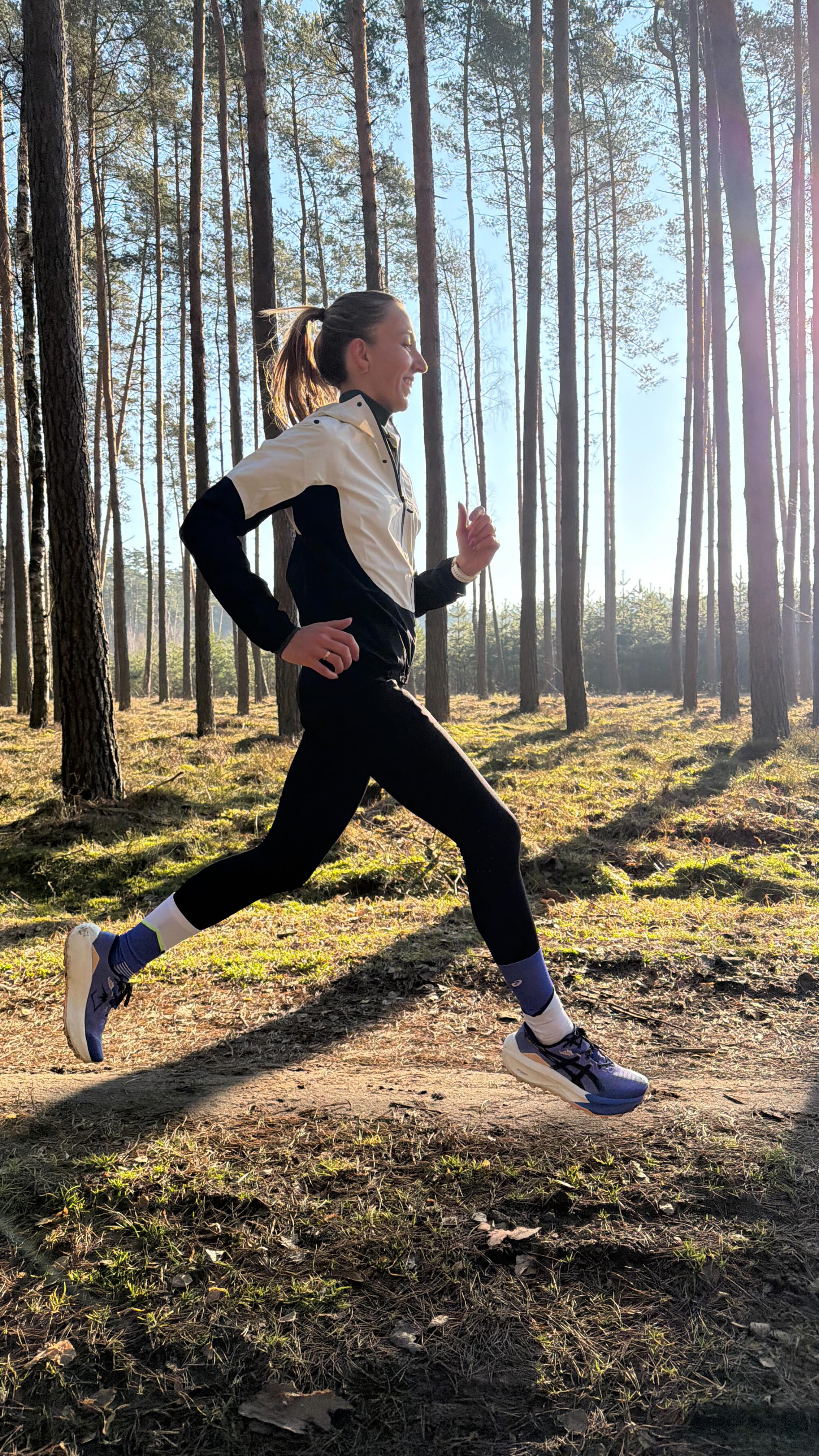 Dużo trenujesz, dbasz o regenerację, a mimo to czujesz, że efekty nie są takie o jakich marzysz?! Być może przed startami wkrada się dodatkowo chaos, przypadkowe posiłki, brak pewności czy na pewno dbasz poprzez dietę o regenerację, siłę, energię i wydolność?!🤔

Błąd i brak strategii na ostatniej prostej może kosztować Cię tygodnie przygotowań 🥺 

Dlatego stworzyłam e-booka. Dzięki któremu:
🍒będziesz wiedzieć co dokładnie jeść i suplementować w całym tygodniu przedstartowym
🍒zaplanujesz idealne śniadanie przed biegiem 
🍒unikniesz problemów jelitowych 
🍒staniesz na lini startu spokojny/a i pełen/pełna energii 

Jeśli chcesz w końcu zobaczyć realny efekt swojej pracy - napisz START i zacznij działać 🤍

#ASICSFrontRunnerPoland #ASICSFrontRunner #ASICSTrail #zywienieprzedstartowe #dietabiegacza