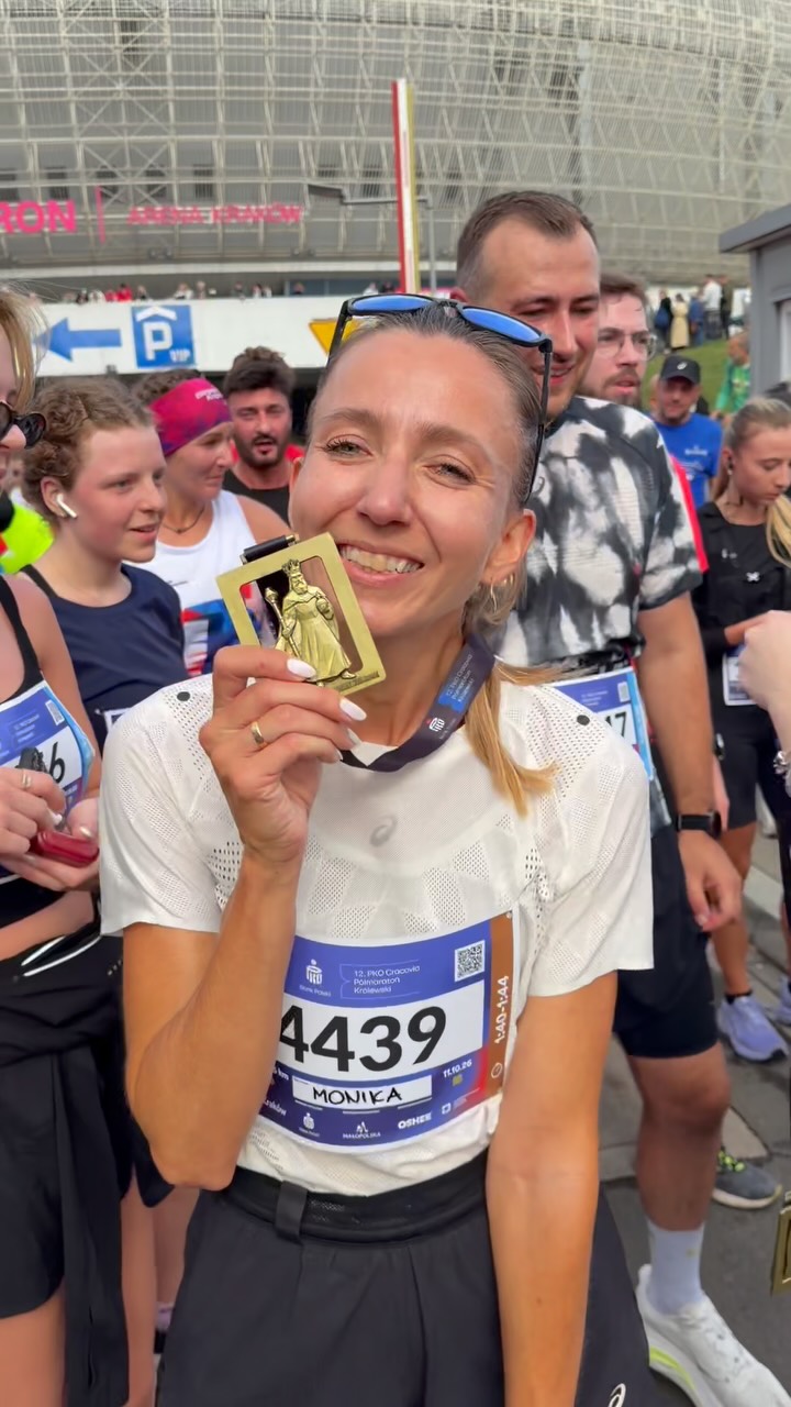 Półmaraton inny niż wszystkie dotychczas w Krakowie - bez walki o swój czas, ale za to u boku debiutanta, który całą trasę bawił się równie dobrze co my! 🤍

Właśnie za to kocham takie biegi — za emocje, ludzi i wspomnienia, które zostają z nami na długo! 🫶🏻

Ekipa Banana Team! 🍌💛 DZIĘKI za te wspólne 21 km pełne śmiechu, rozmów, dobrej energii i pięknych chwil! 🔥🙌 Z Wami nawet półmaraton mija zdecydowanie za szybko! 😍

A teraz jestem ciekawa… 👀👇 Kto z Was też uważa, że takie biegi na których liczy się nie tylko wynik, ale przede wszystkim ludzie i dobra zabawa są wyjątkowe?! 🤩
Dajcie znać w komentarzu!💬

#ASICSFrontRunnerPoland #ASICSFrontRunner #SoundMindSoundBody #półmaraton #polmaratonkrolewski